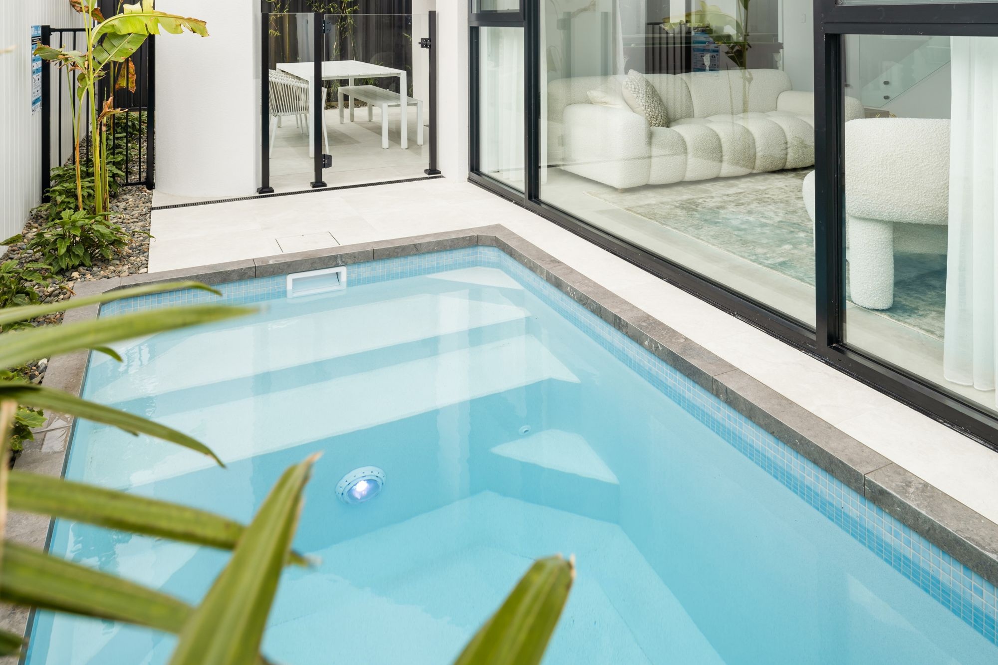 The Plungie Studio maximising space in a compact backyard. Creating a cohesive indoor-outdoor flow.