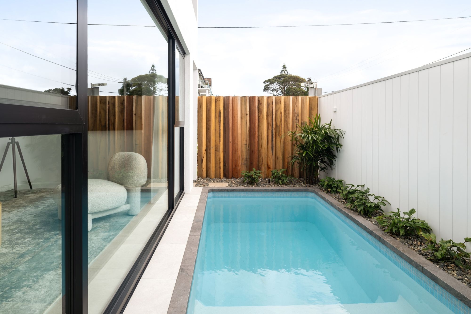 The Plungie Studio maximising space in a compact backyard. Creating a cohesive indoor-outdoor flow.